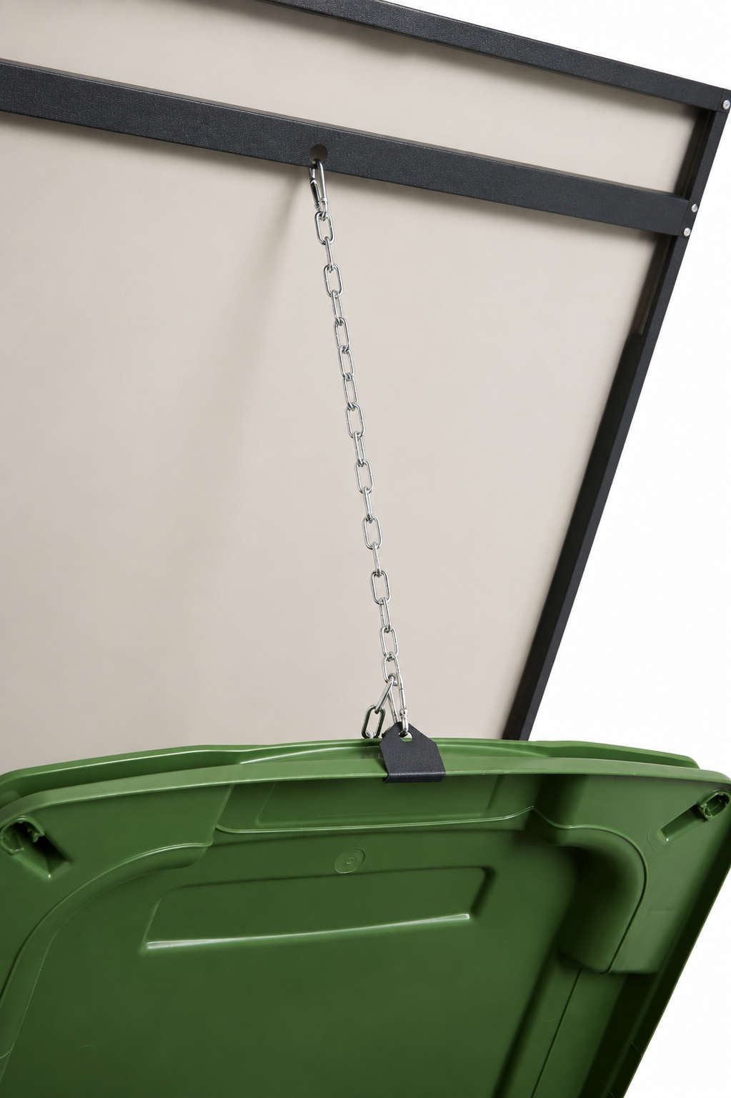 Chain for a waste container lid with a carabiner